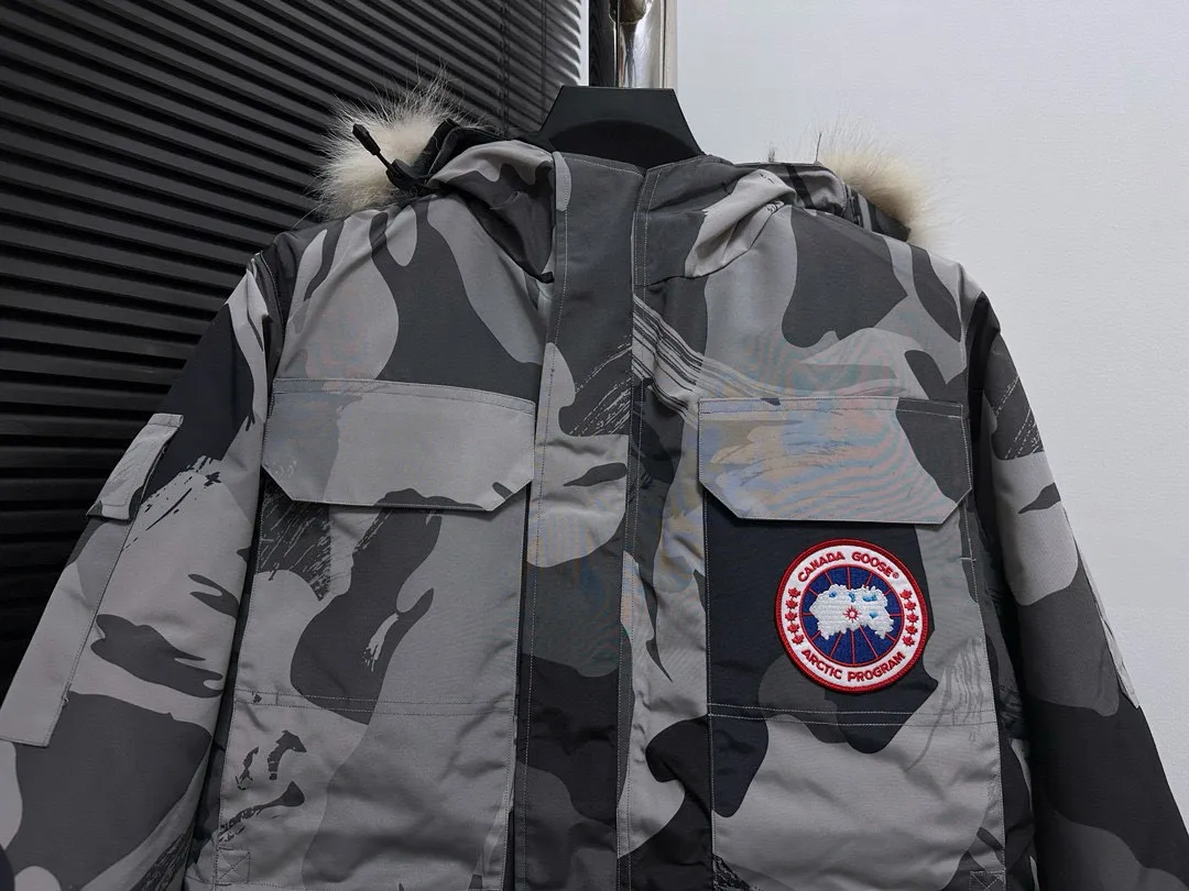 P780 Top Purchasing Version (Wolf Hair Optional) 🇨🇦CANADA GOOES 24 new models 08 models/couple models Factory direct supply: supplying global purchasing agents, micro-business, entities, Tmall, high-end stalls and studio cooperation, free shipping! Canada Goose Expedition Parka 2008 is the same style for men and women. It is mid-length and the most timeless classic. All Arctic and Antarctic scientific expedition teams choose Canada Goose as their cold-proof equipment. It is the Rolls-Royce of down jackets. ➖ Industry-leading anti-counterfeiting chip sensing. ➖ Imported Behringer embroidery machines and customized embroidery labels, the highest level and industry leading. ➖ Imported Korean 21-count polyester-cotton blended original fabric, TC85 waterproof coated fabric, water-repellent, windproof and wear-resistant. ➖ The new national standard 80 white duck down is filled with an average of 520 grams of down. The amount of down filled is industry-leading. ➖ 100% nylon lining with double double-layer sealing design to prevent velvet running, and seamless thread design on the cuffs! ➖ Western Canadian Green Wolf Collar. ➖ Yoshida YKK provides original factory-customized electroplated sliders. YKK two-way lockable zippers are tight and smooth and do not peel off paint. ➖ 3M composite Velcro is durable and the accessories and hardware are all custom-made. Note: Our copywriting is only simple and clear. Instead of bragging about the copywriting, it is better to compare and understand with samples. Only for the purest goose, the most dedicated, the most professional, the highest quality, the highest cost performance!  Size:XS-XXL
